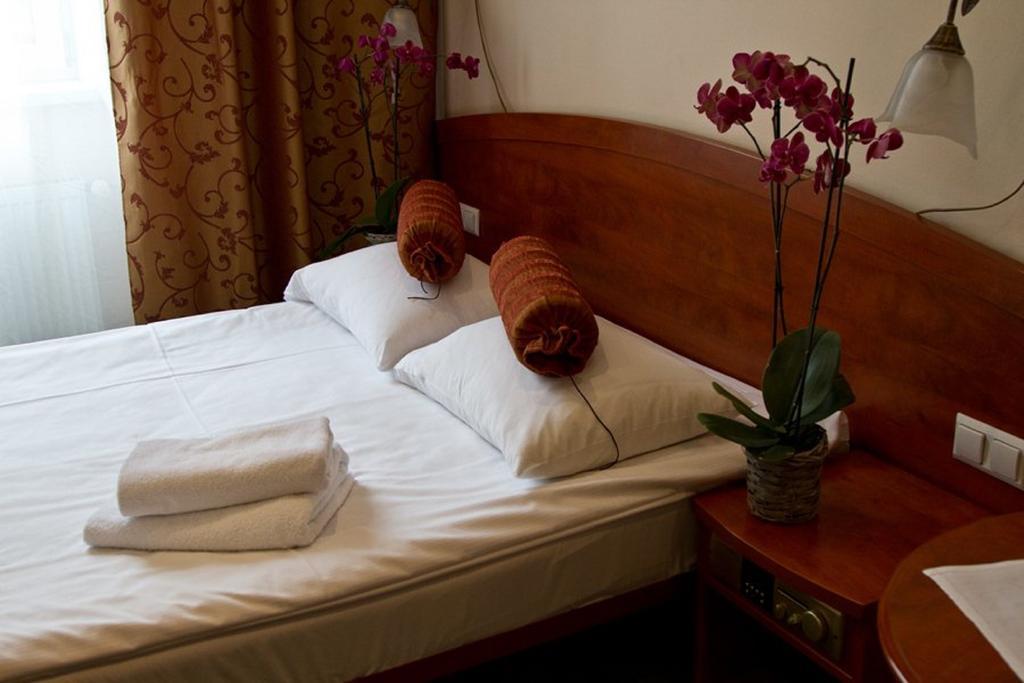 Hotel Arkadia Legnica Zimmer foto
