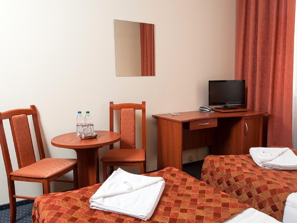 Hotel Arkadia Legnica Zimmer foto